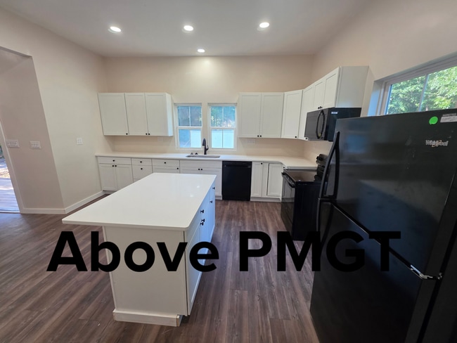 Photo - Spacious 4 bedroom & 4 Bathroom House righ... Unit Anderson Student - B