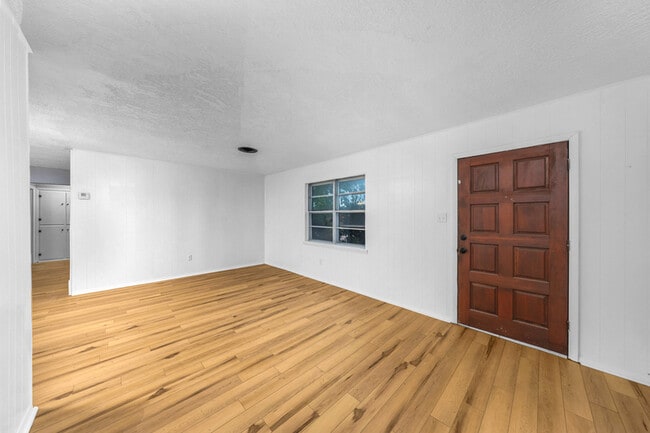 Photo - 126 NE Angus St