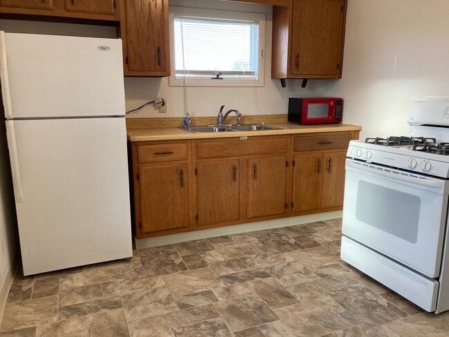 Kitchen - 104 W Miller St Unit 2