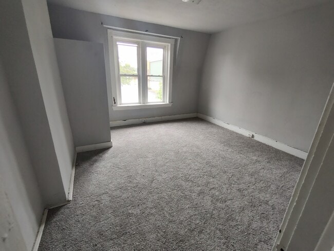 Bedroom 15 x 15 - 208 E 9th St Unit #2