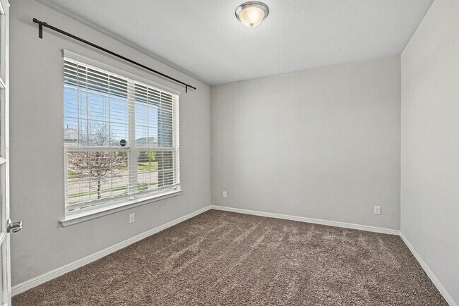 Photo - 613 Dunster Ln