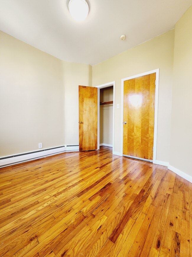 1048 Broadway Ave 4 - 1045 Broadway Unit 4