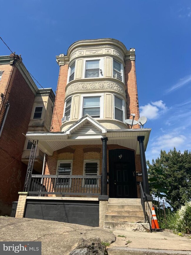 Building Photo - 1711 W Tioga St Unit 1