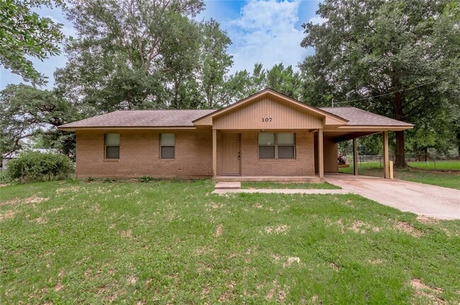Photo - 107 Town and Country Dr House