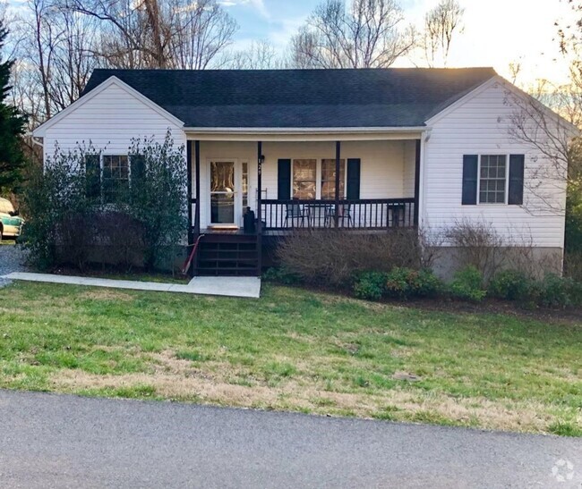 Building Photo - 4 Bedroom Home in Lynchburg