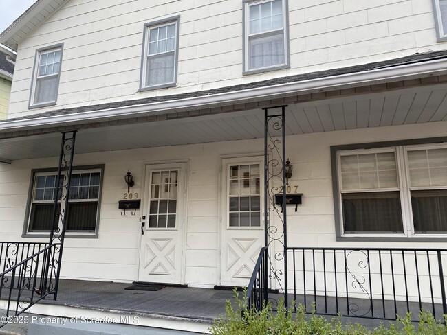 Photo - 209 W Grace St