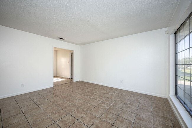 5612 Rose Dr