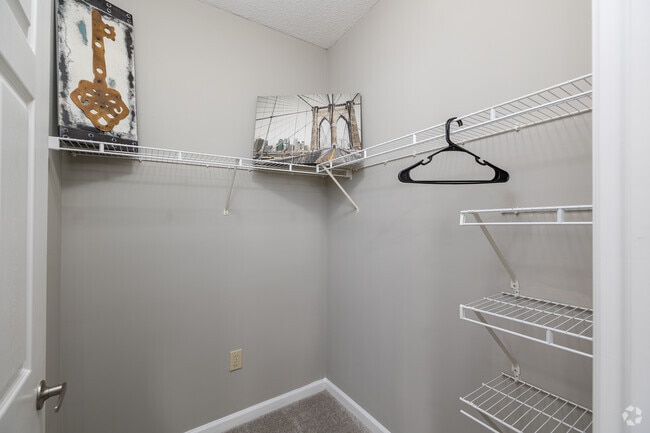 2BR, 2BA - 1,173SF - Closet