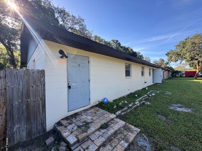 Building Photo - Charming 1 Bedroom Rental