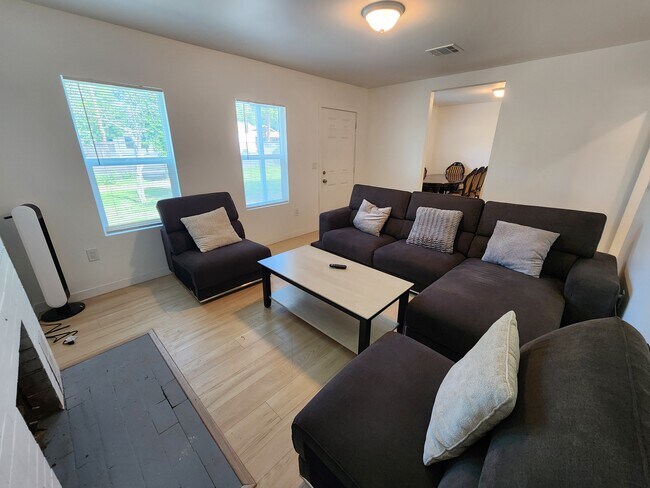 Photo - 9682 Sunland Blvd