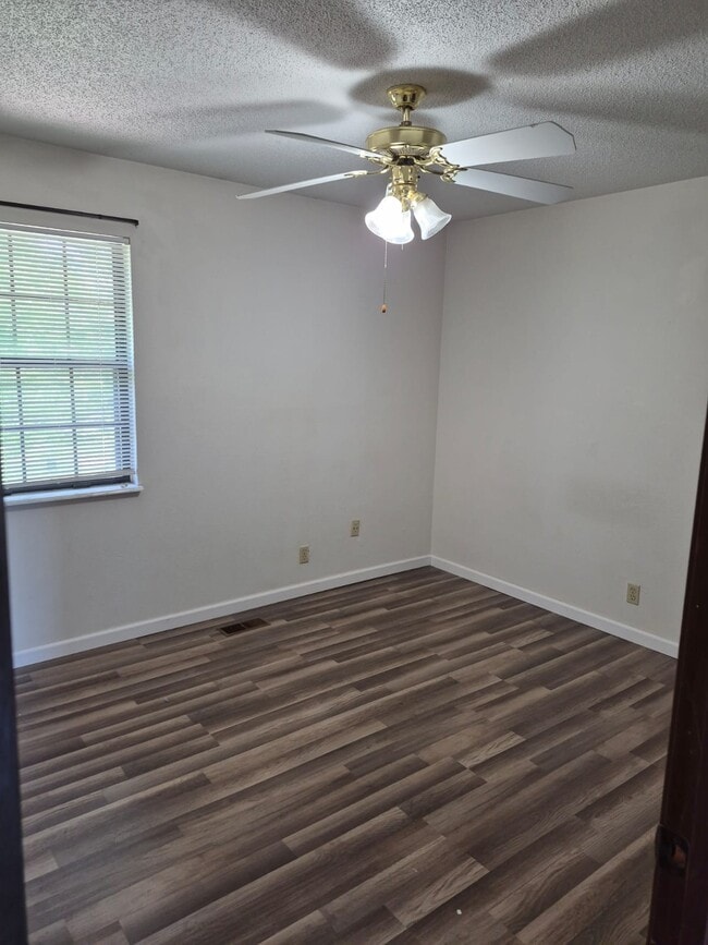 Building Photo - 8 Cougar Dr Unit Norman