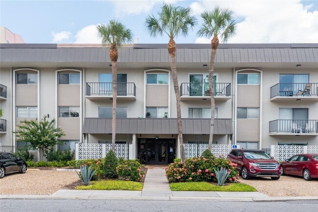 Building Photo - Charming 1BR Condo in Prime Westshore Location – Move-In Ready!