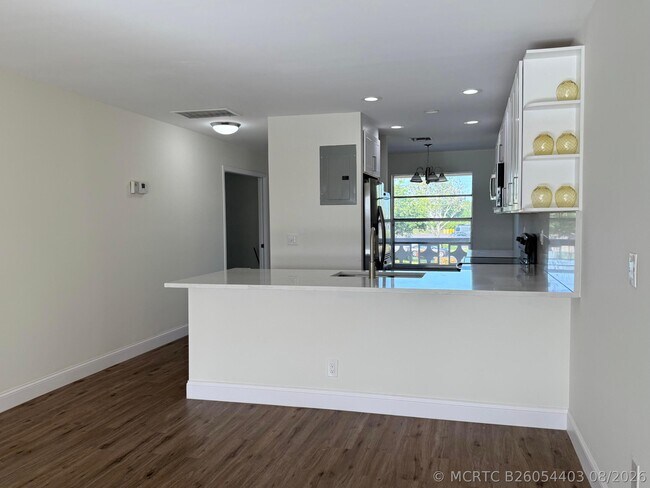 Building Photo - 1340 NW 18th Ave Unit 202