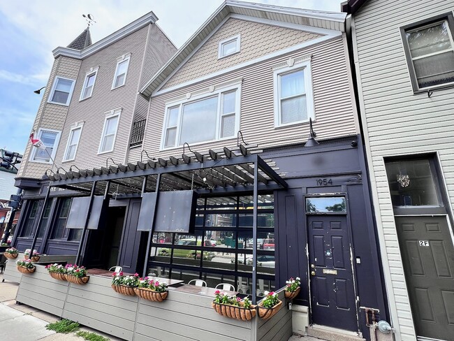 Photo - 3401 N Damen Ave Unidad 2R Rental