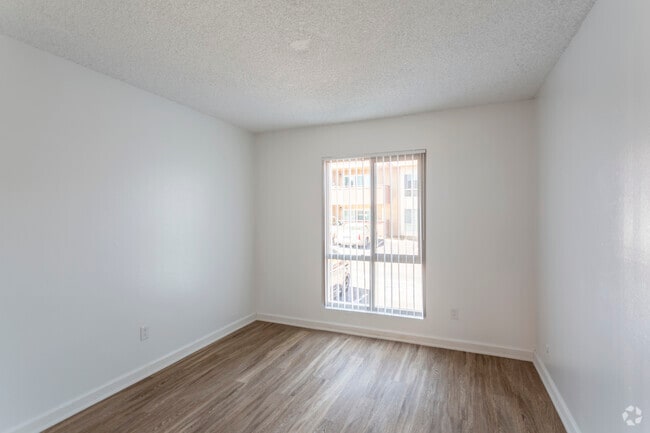 2 BR, 2 BA - 1045 SF