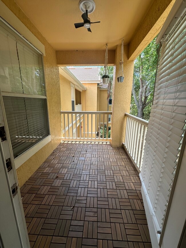 19920 Villa Ridge Dr Unidad 205