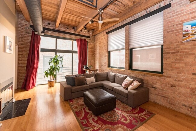 Building Photo - 1737 N Paulina St Unit 306