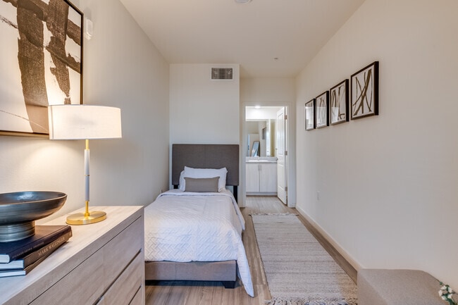 1BR, 2BA - 568SF