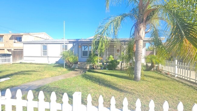 Building Photo - Gorgeous Single Story Home