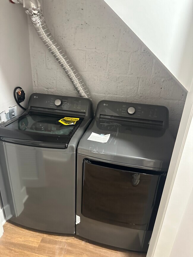 Photo - 723 Oneida Pl NW