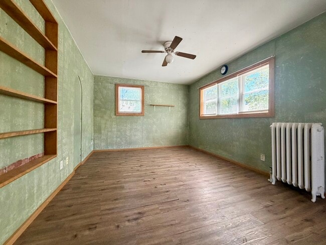 Building Photo - 302 W Washington Ave Unit Apt C