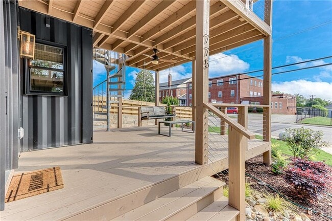 Photo - 775 Bradford St SW