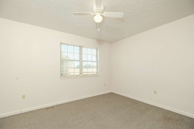 Building Photo - 2 Bedroom, 1 Bath Townhome – Bradley Hills...