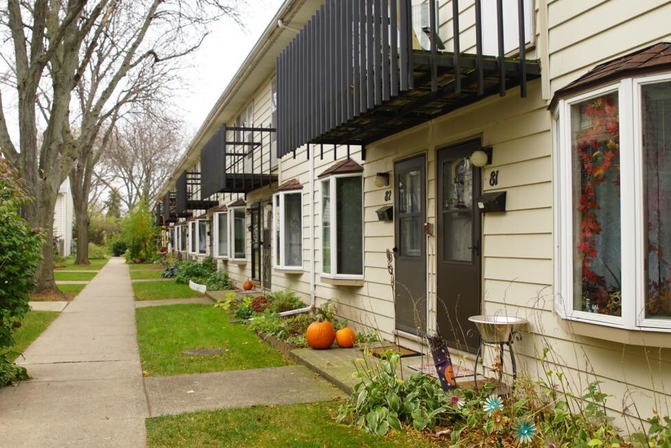 Lakewood Gardens - Lakewood Gardens Apartments
