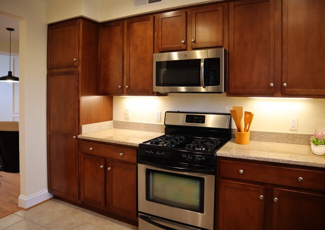 Photo - 27 W Lock Ln