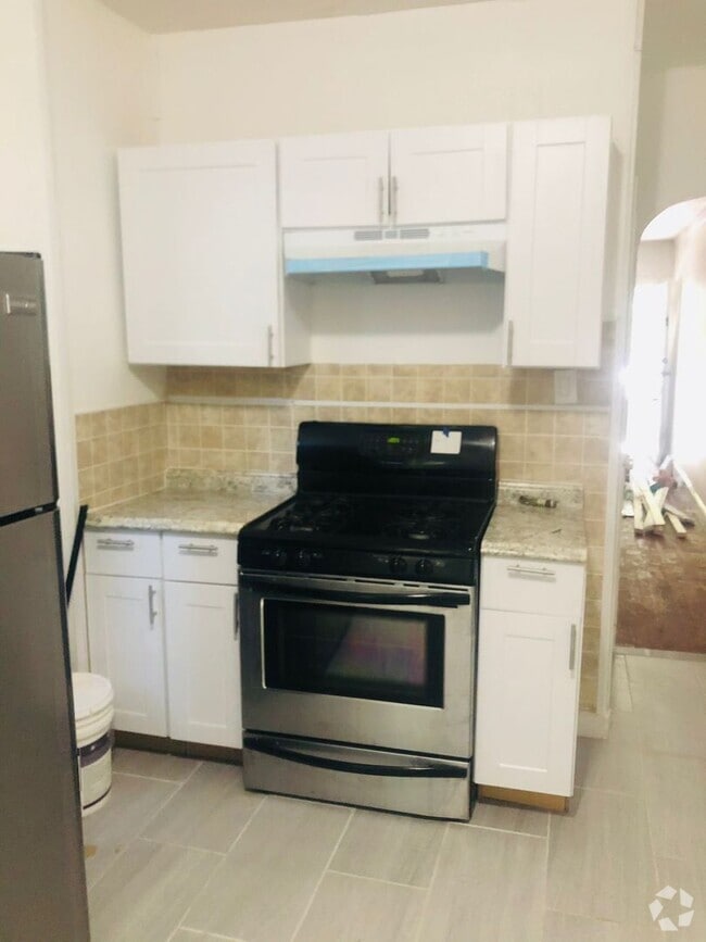Building Photo - 4 bed 1 bath amazing location Rental