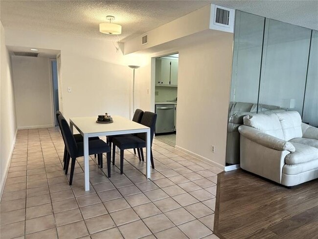 Photo - 1902 Bermuda Cir Unidad E1