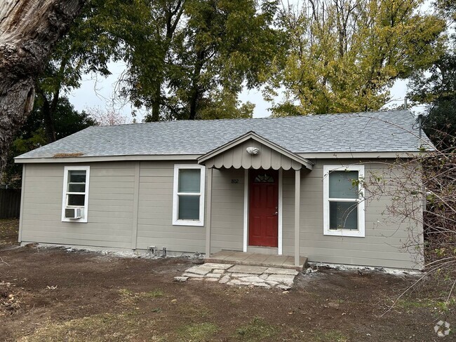 Building Photo - 2 bedroom 1 bath with HUGE yard next to Ch... Rental