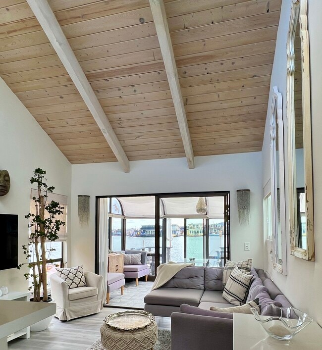 Living room - 10 Issaquah Dock House