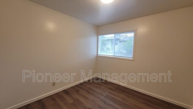 Photo - 815 NE Alameda Ave