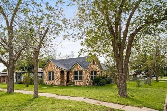 Photo - 419 N Doak St