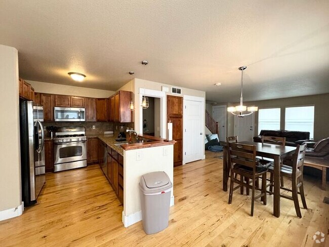 Building Photo - 3 Bedroom, 3.5 Bathroom Townhome, Close to...