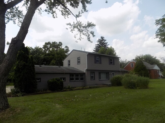 Building Photo - Nice Updated 4 bedroom house with first floor primary bedroom/Bathroom