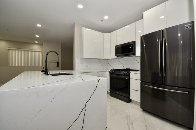 Building Photo - Stunning 2Bed with 1Attached Car Garage Unit 203