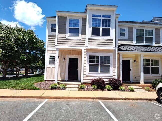 Building Photo - Move-in ready, Townhome Located in the Bra...