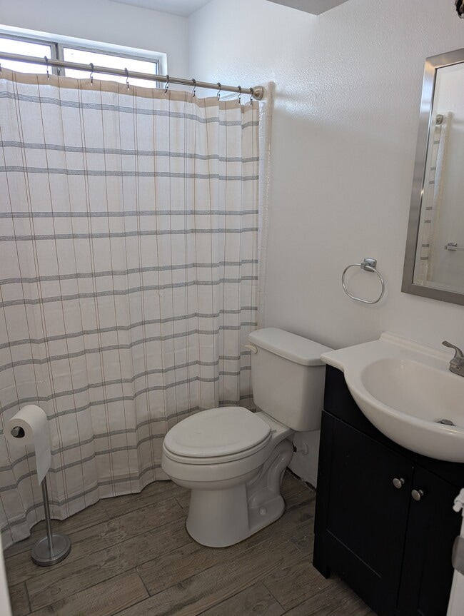 Photo - 5232 Wilkinson Ave Unidad #3