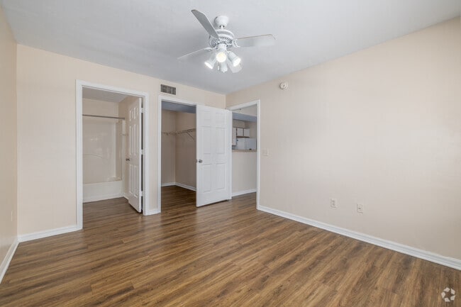 2BR, 2BA - 934SF - Primary Bedroom
