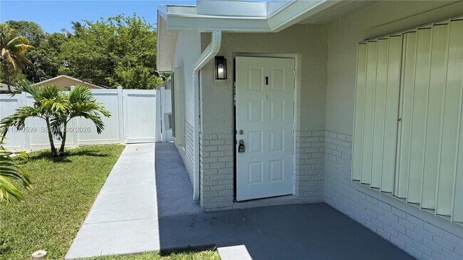 Building Photo - 220 NW 12th St Unit 1-4