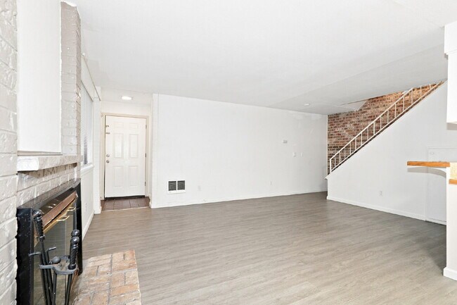 Photo - Renton 2 Bedroom in Great Location Available! Unidad #2