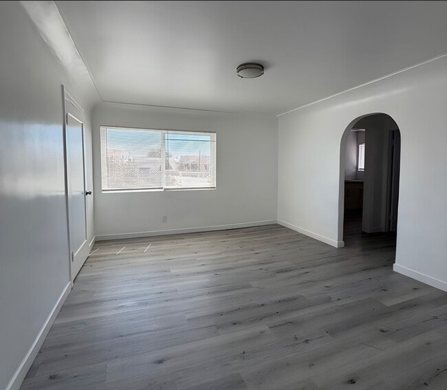 519 W 42nd Pl
