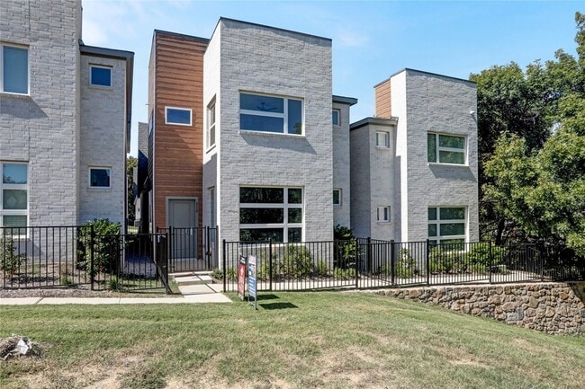 Building Photo - 312 Oakbend Dr