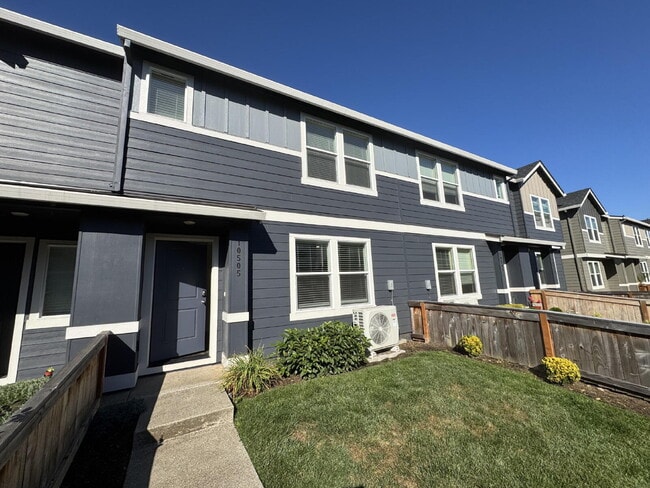 Building Photo - Newer Townhouse in Saddle Club Estates with 2-Car Garage – Nearby Winco, Fred Meyers & Schools