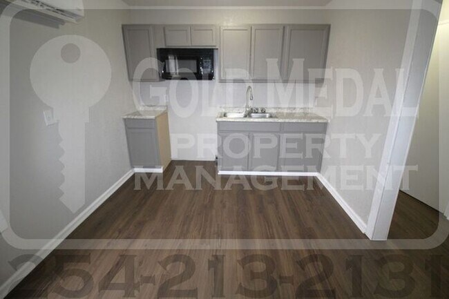 Photo - 711 W Avenue C