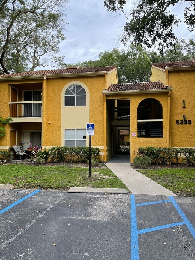 Building Photo - Prime Location! Water included! 2-bed 1-bath Condo!