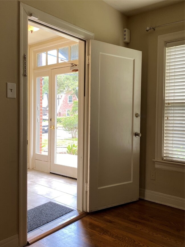 Building Photo - 1918 Sul Ross St Unit B