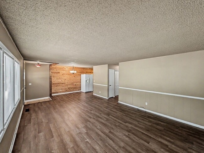 Photo - 16 Evesham Ln